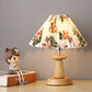 Zeitgenössische skandinavische Massivholz-Basis PVC Lampenschirm 1-Licht Tischlampe für Schlafzimmer