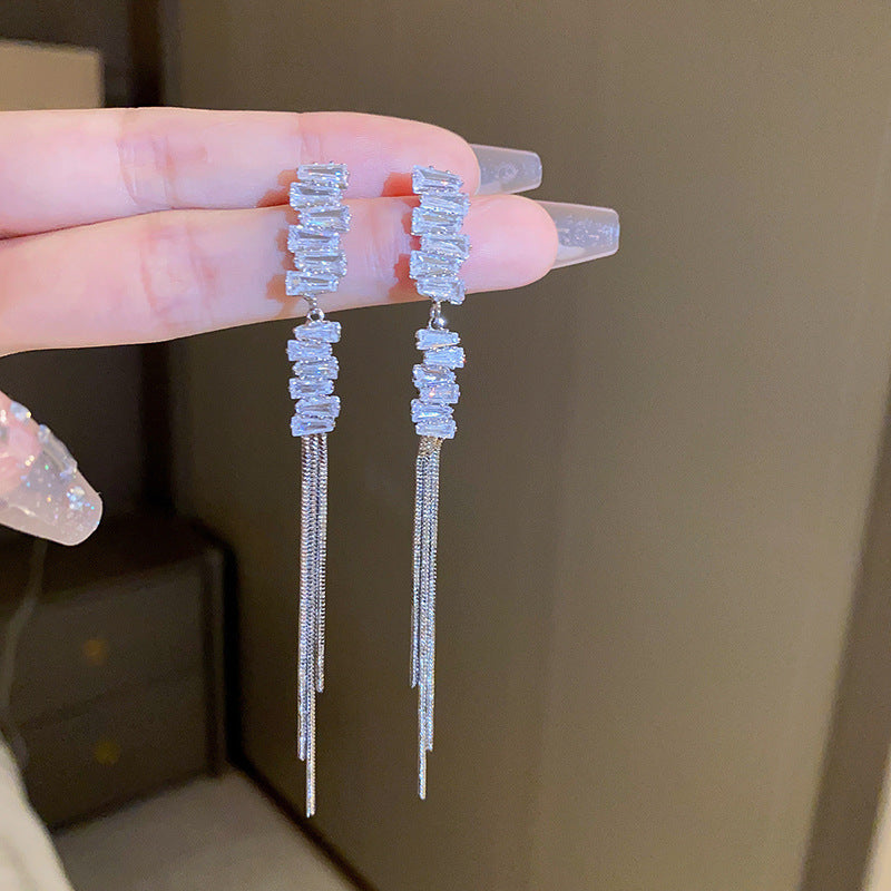 Frendorf | Faux-Diamant-besetzte Metall Lange Quaste Ohrringe Für Frauen