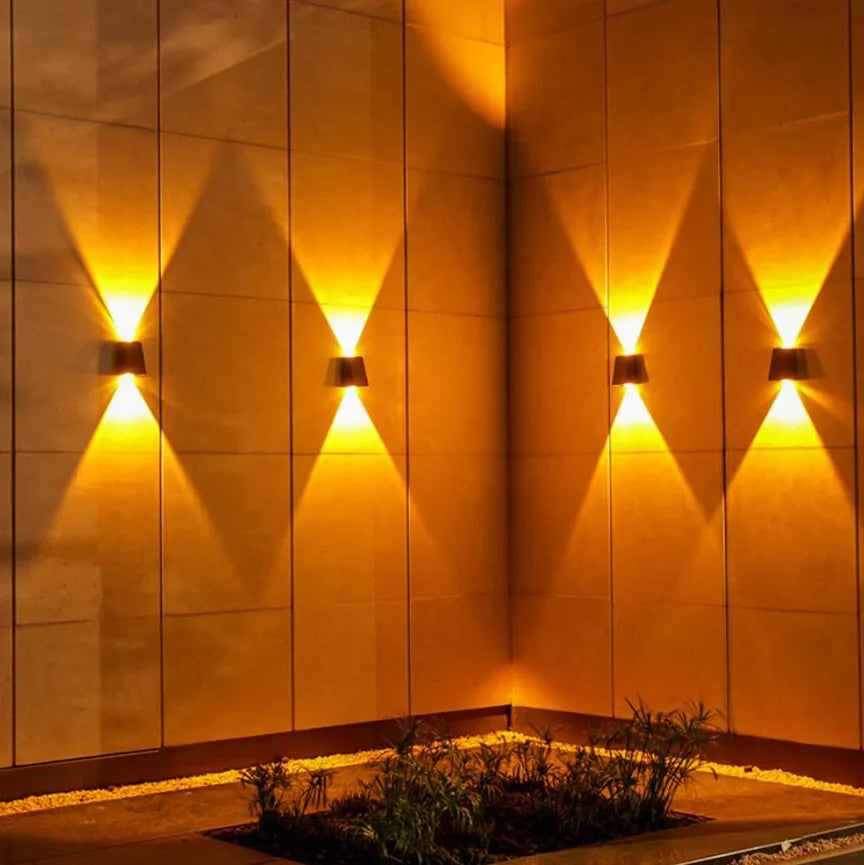 Frendorf | 2 LED Solar Wandleuchte – Wasserdichte Outdoor Solar Gartenlichter mit einstellbarer Helligkeit und Mehrfarbenbeleuchtung für Balkon, Straße, Garten und Villa