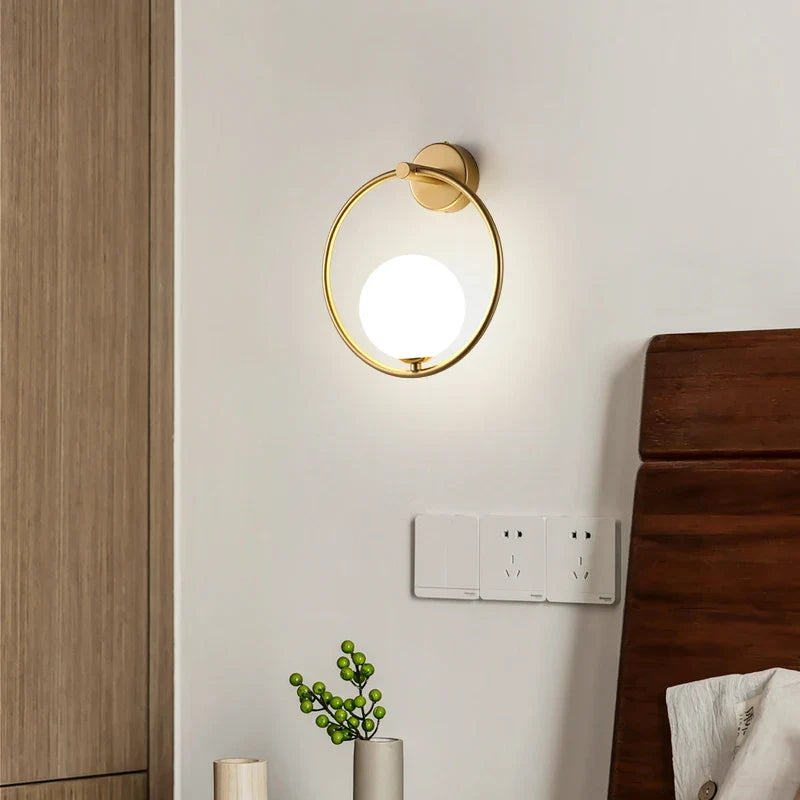 Frendorf | Innenglasball-LED-Wandleuchte – Moderne Wandleuchte mit G9 9W Birne für Schlafzimmer, Küche und Wohnzimmer - Schwarz & Gold Design