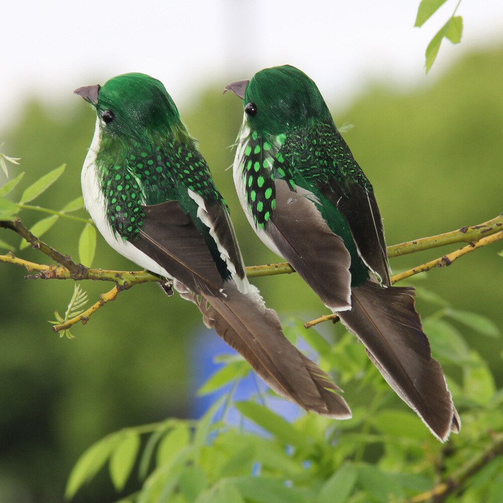 Lebensechte gefiederte Vögel für die Außendekoration