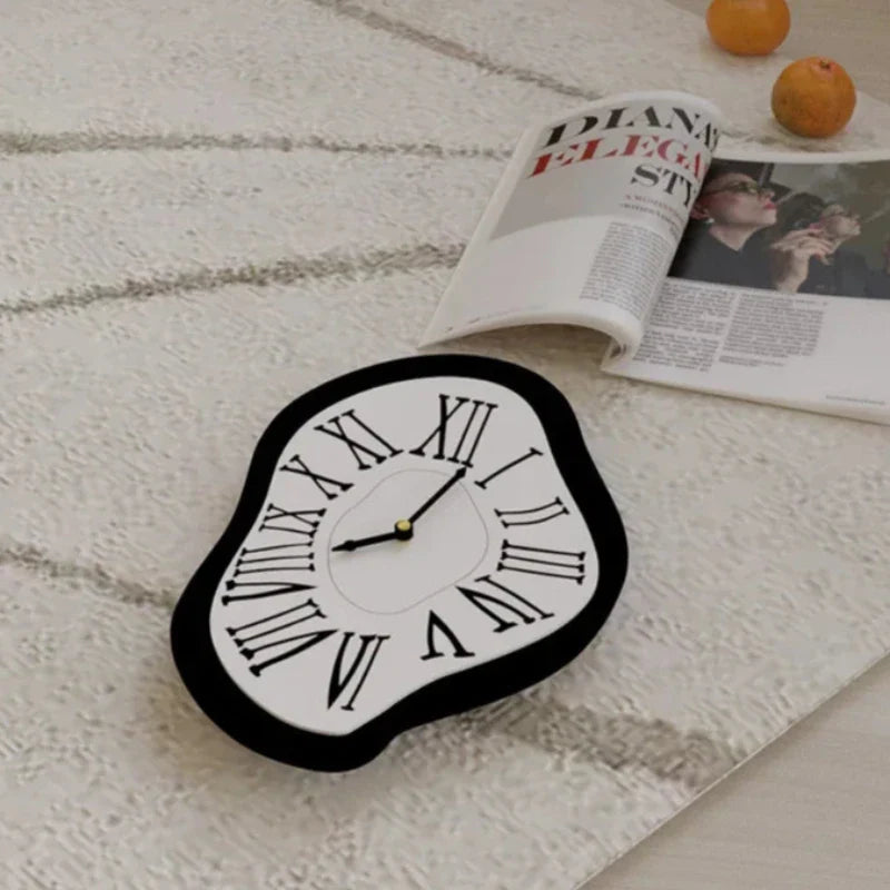 Surrealistische Wanduhr