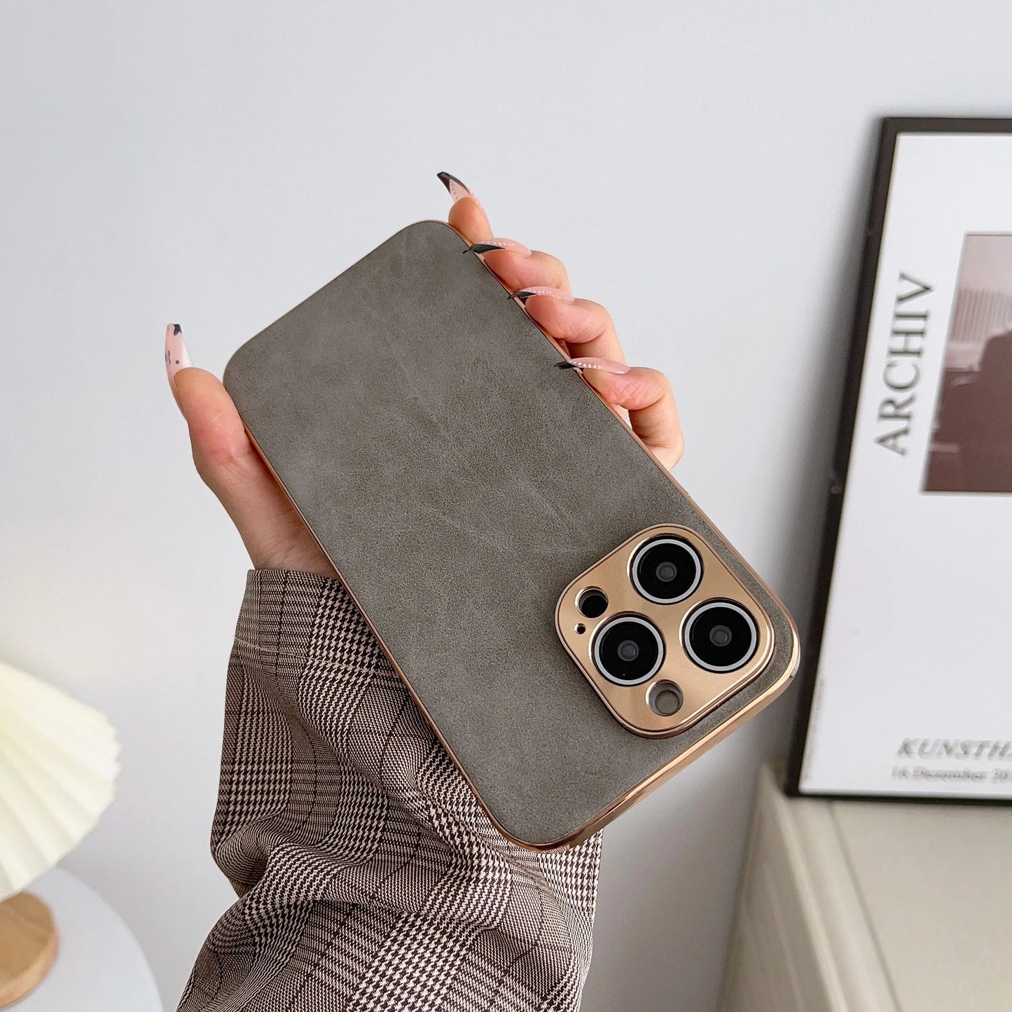 Frendorf | Leder Premium MagSafe Apple iPhone Hülle mit galvanisiertem Rahmen | Goldener Rahmen Case, Kameraschutz - Schutzhülle für iPhone 15, 14 Pro Max Plus