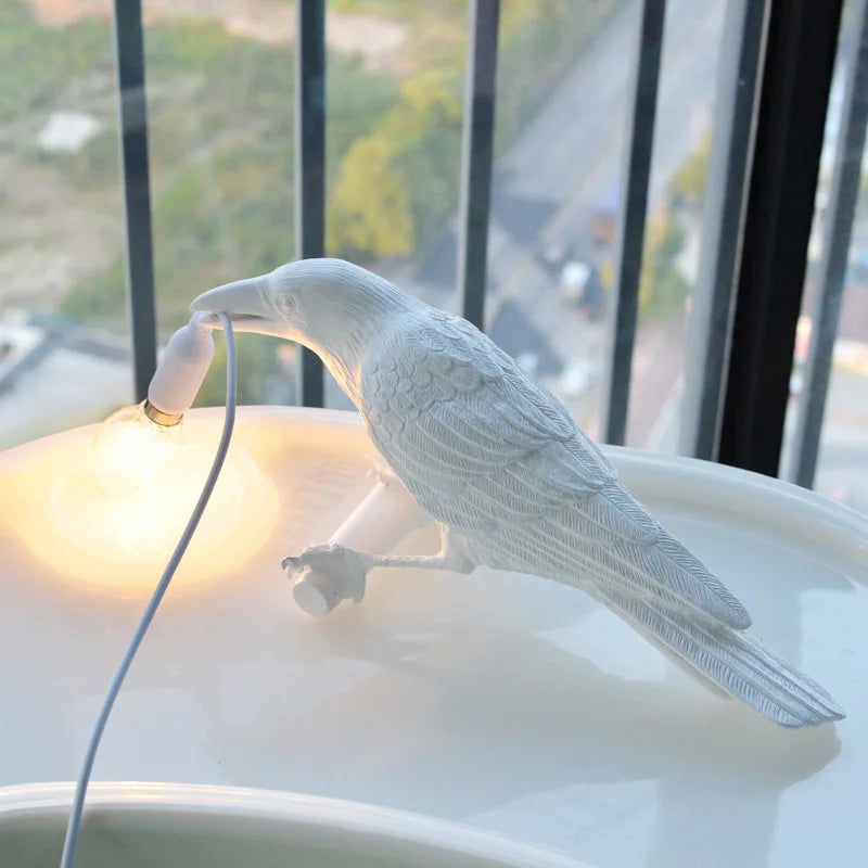 Frendorf | Moderne Lucky Bird Tischlampe – Kreatives Harz Tierdesign für Schlafzimmer und Wohnzimmer