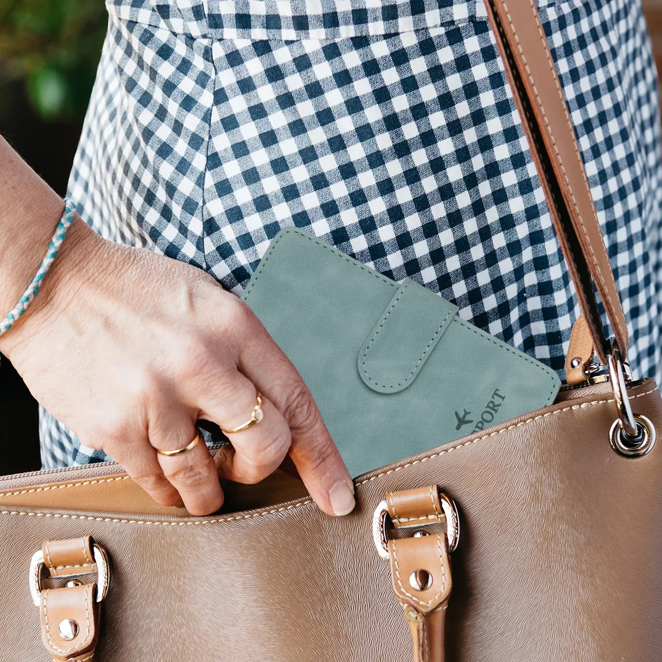 Frendorf | SafePort Reisepasshülle | RFID-Schutz | Edle Lederoptik | Kompakt für Damen & Herren