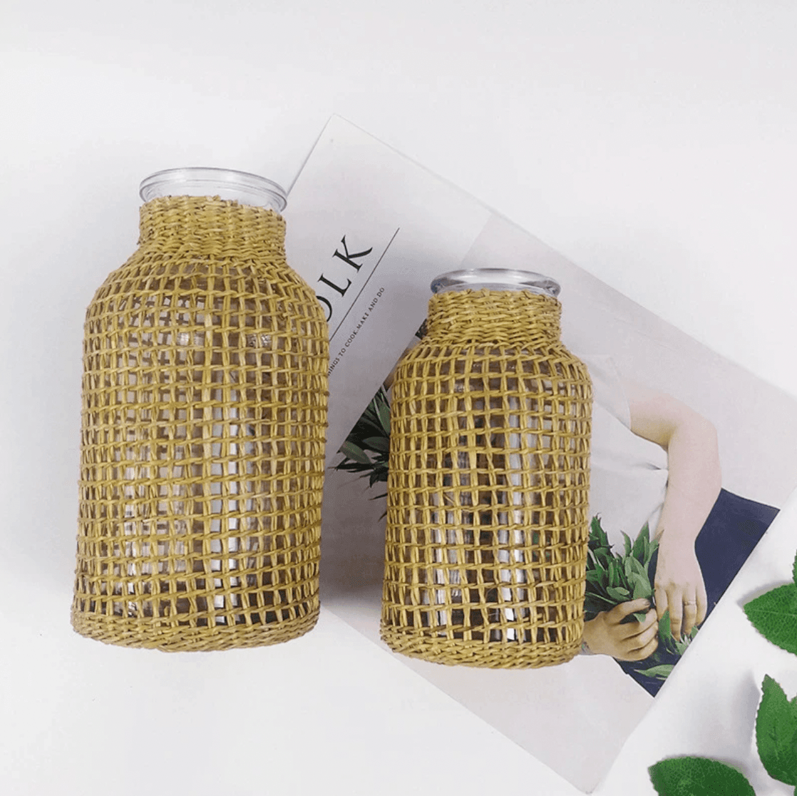 Frendorf | StrawLite Design Vase mit Strohelementen | Handgefertigt | Deko für Wohnzimmer & Esszimmer | In 2 Größen erhältlich