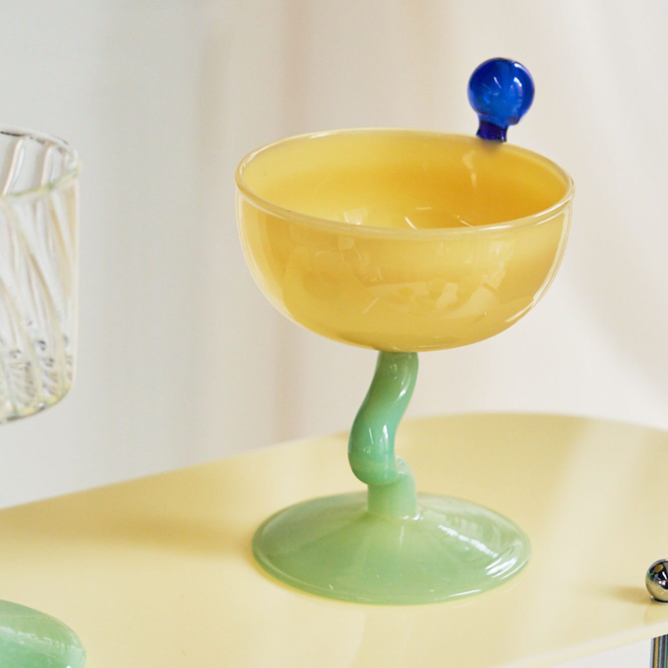 Wavy Weinglas und Globe
