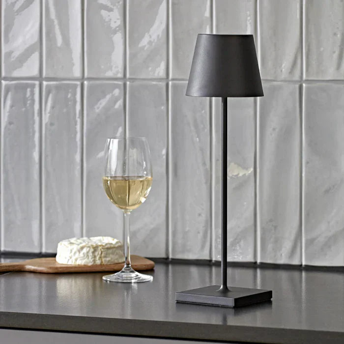 Frendorf | LumiLuxe - Elegante Tischlampe mit kabelloser Ladestation