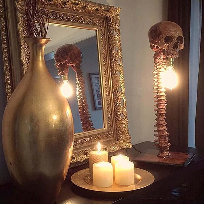 Horror-Skelett mit Wirbelsäulenlampe