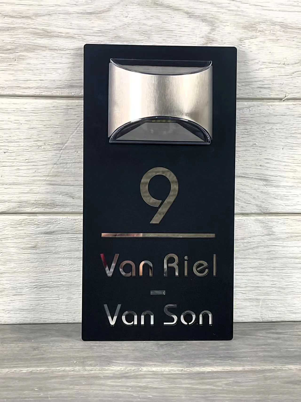 Frendorf | GlowSign - Personalisierte Hausnummer - mit Solarenergie beleuchtet