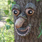 Augen der Natur: Baumgesicht Vogelfutterstation