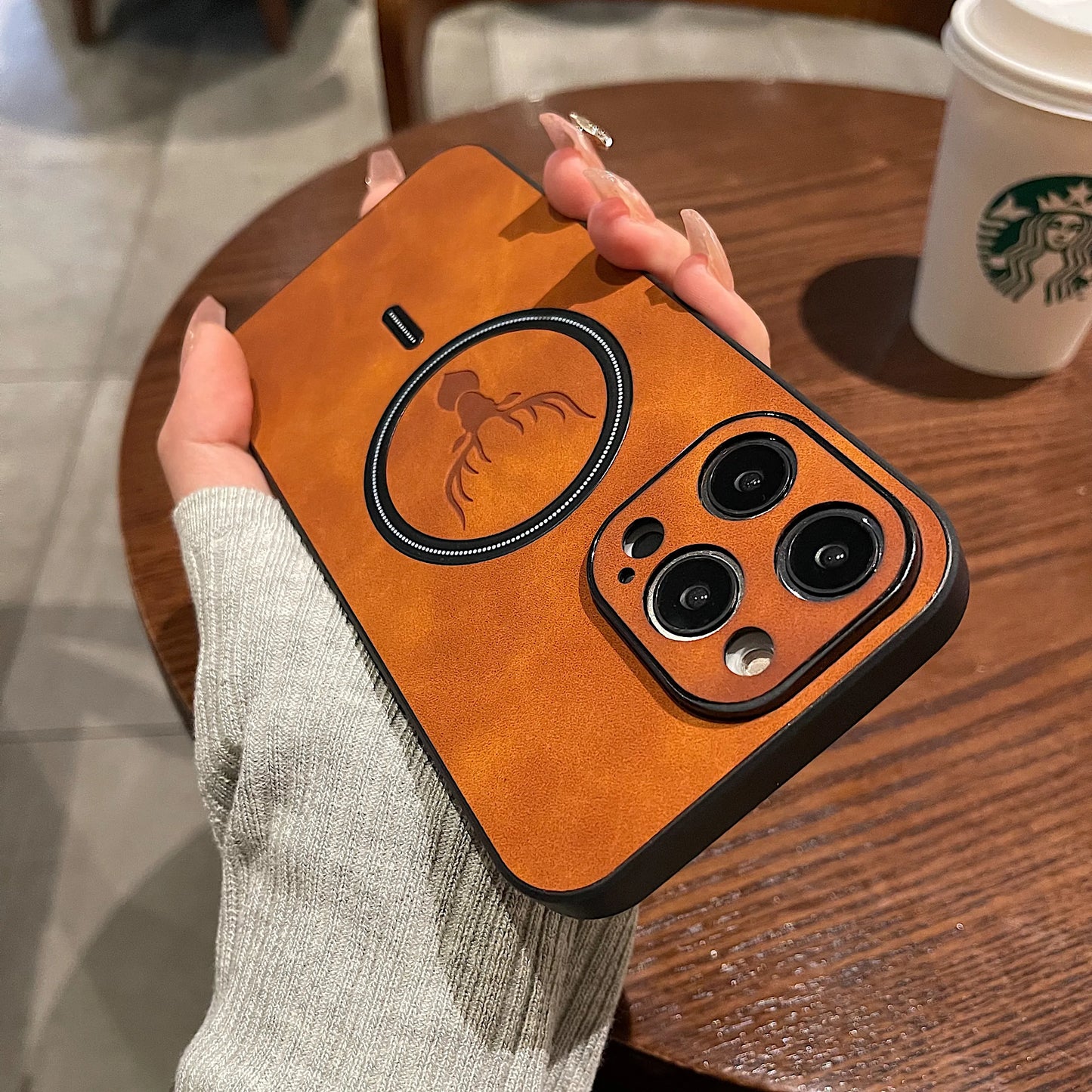 Frendorf | Luxus Hirschleder Apple iPhone Hülle | Magnetische Handyhülle, Kabellose Case, MagSafe, Wireless-Laden, Schutzhülle, Cover iPhone 15, 14, 13 Pro Max Plus