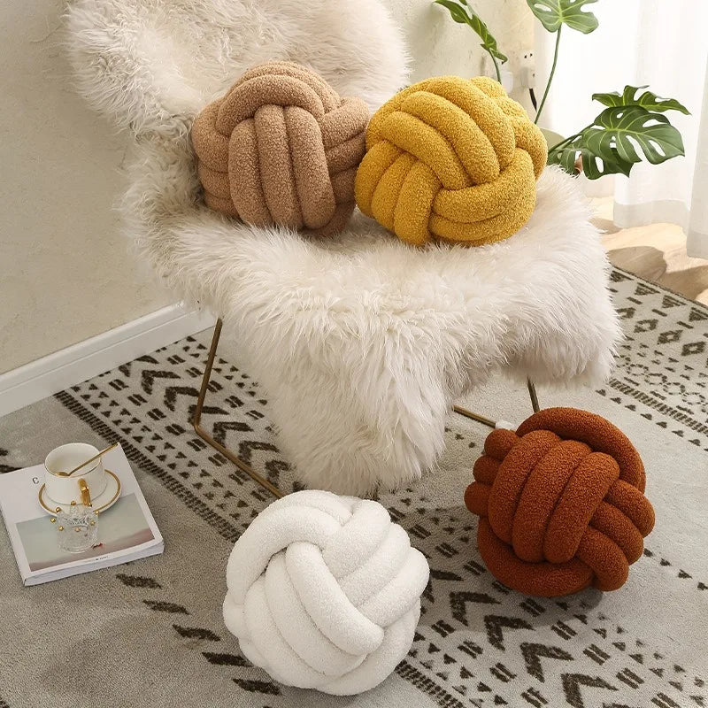 Gooi Kissen - Cozy - Handgeknoteter Ball - Lammfell