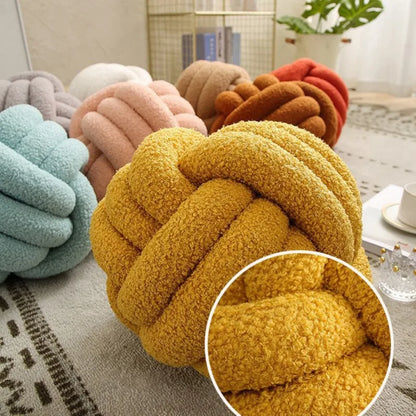 Gooi Kissen - Cozy - Handgeknoteter Ball - Lammfell