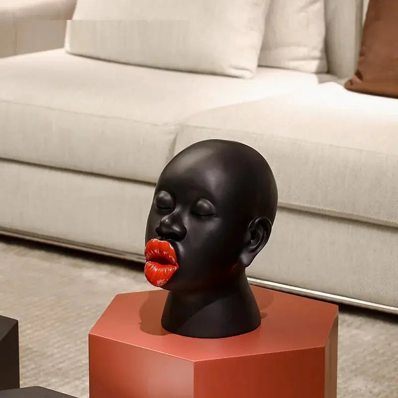 Frendorf | Elegante Frauenskulptur mit schwarzem und rotem Kopf für ein einzigartiges Interior