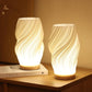 Frendorf | VelaLume - Zuverlässige Tischlampe mit gewelltem Schirmdesign