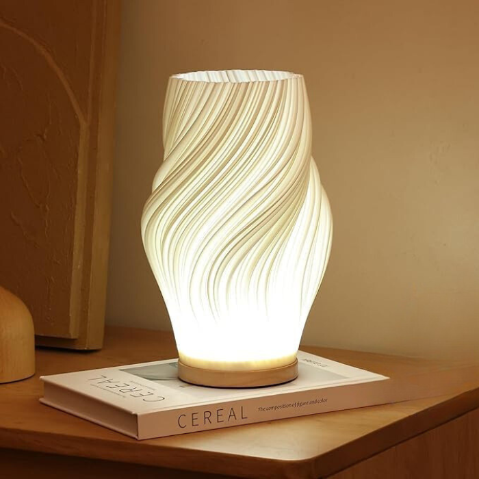 Frendorf | VelaLume - Zuverlässige Tischlampe mit gewelltem Schirmdesign