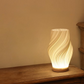 Frendorf | VelaLume - Zuverlässige Tischlampe mit gewelltem Schirmdesign