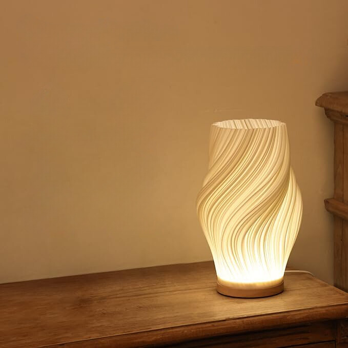 Frendorf | VelaLume - Zuverlässige Tischlampe mit gewelltem Schirmdesign