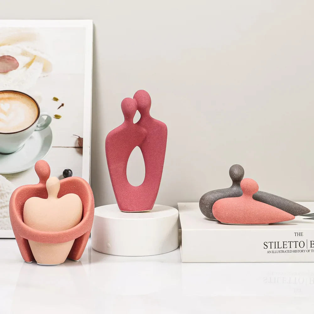 Neueste nordische Einfacher Stil Liebes Skulpturen Keramik Paar Statuen Süße Umarmungs Figuren Körnige Oberfläche Geschenk Für Geburtstag Hochzeit