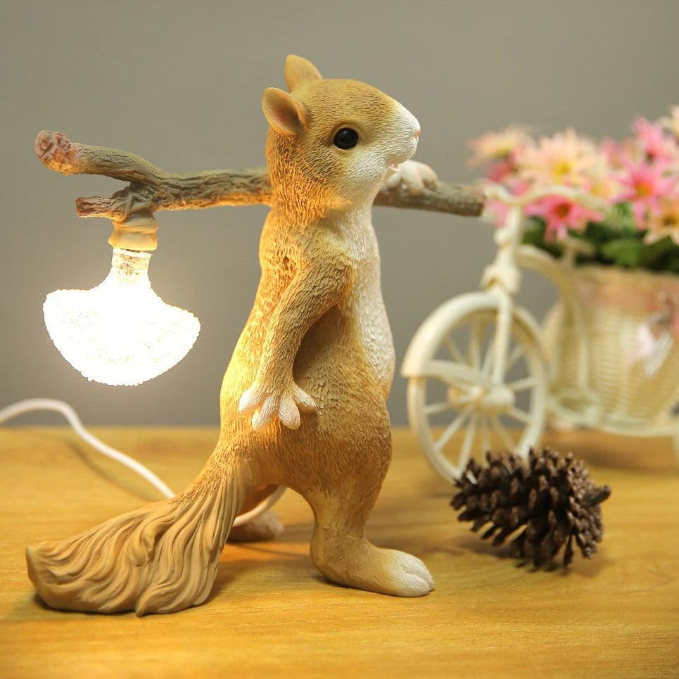 Frendorf | SquirrelLight Eichhörnchen Tischlampe | Verspieltes Design | LED Beleuchtung | Charmante Deko für Zuhause