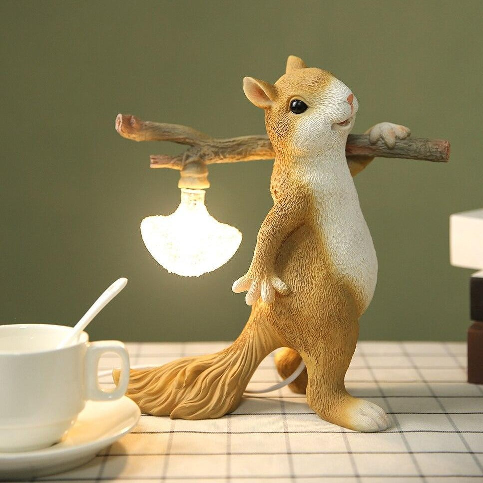 Frendorf | SquirrelLight Eichhörnchen Tischlampe | Verspieltes Design | LED Beleuchtung | Charmante Deko für Zuhause