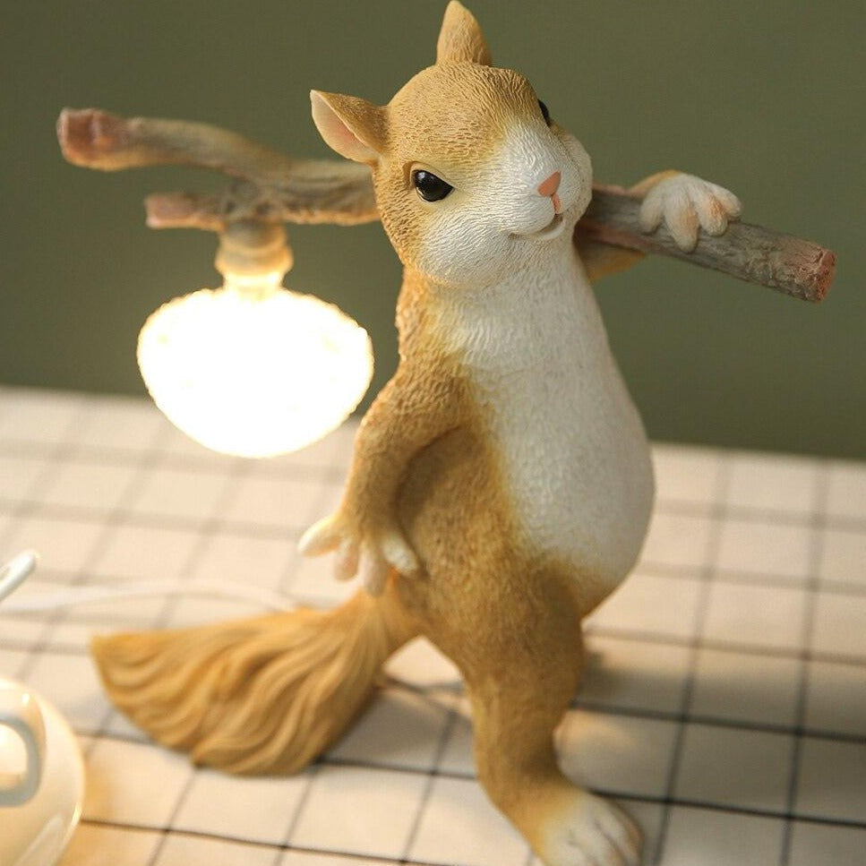 Frendorf | SquirrelLight Eichhörnchen Tischlampe | Verspieltes Design | LED Beleuchtung | Charmante Deko für Zuhause