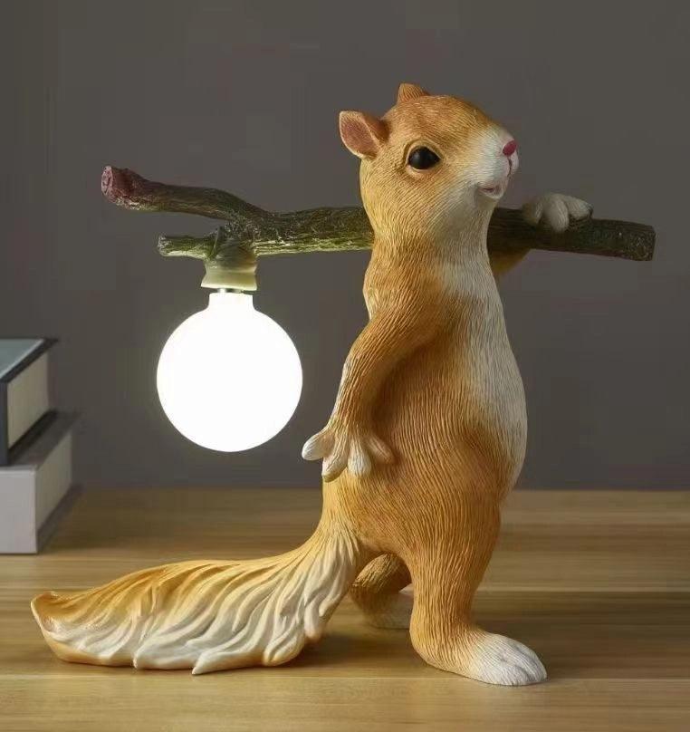 Frendorf | SquirrelLight Eichhörnchen Tischlampe | Verspieltes Design | LED Beleuchtung | Charmante Deko für Zuhause