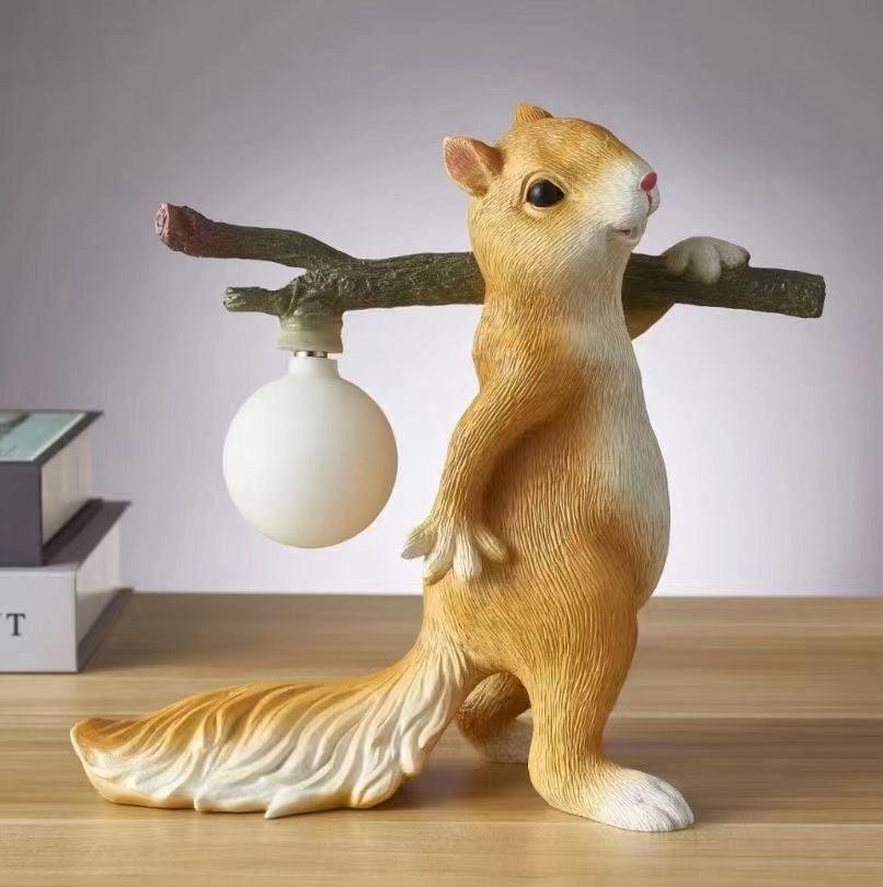 Frendorf | SquirrelLight Eichhörnchen Tischlampe | Verspieltes Design | LED Beleuchtung | Charmante Deko für Zuhause