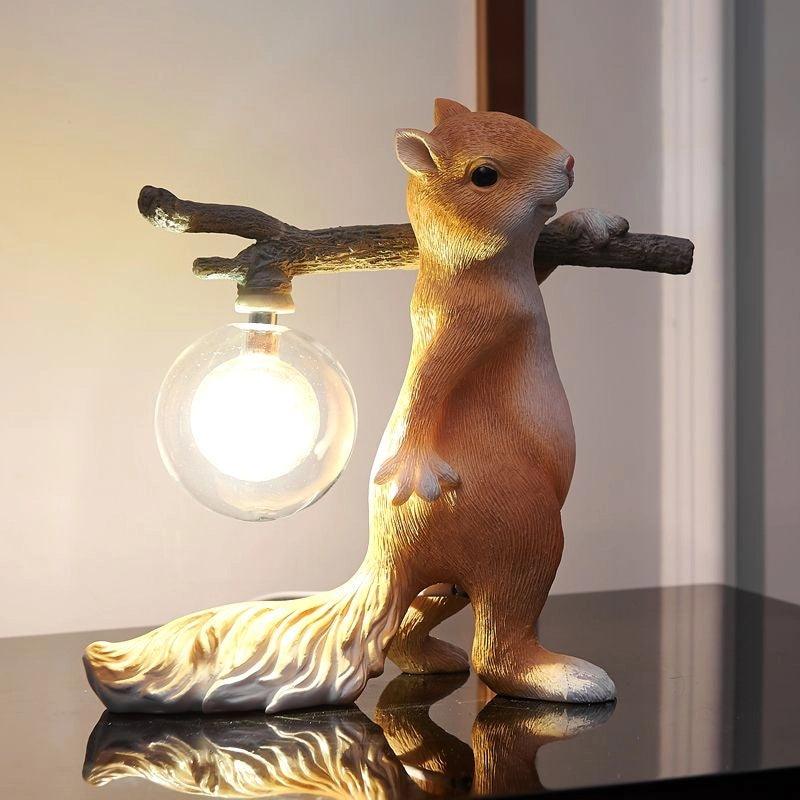 Frendorf | SquirrelLight Eichhörnchen Tischlampe | Verspieltes Design | LED Beleuchtung | Charmante Deko für Zuhause