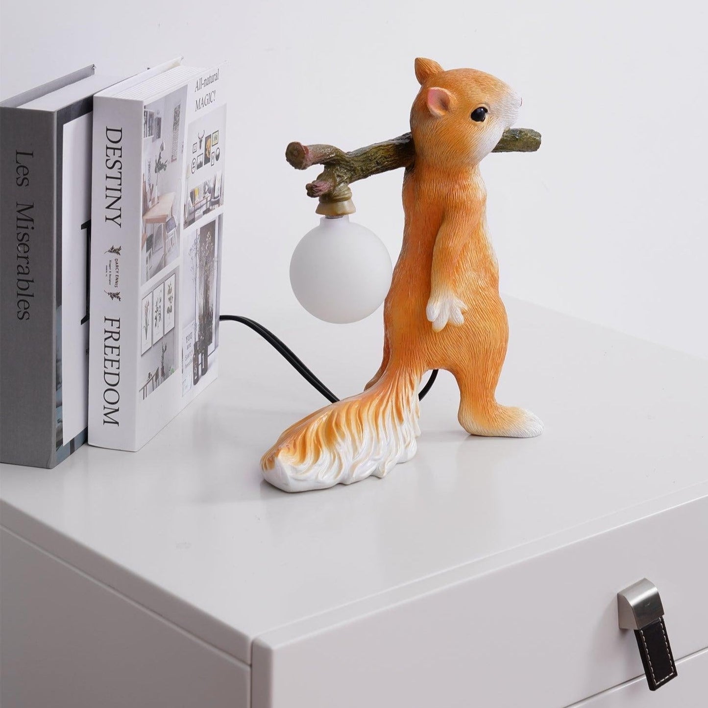 Frendorf | SquirrelLight Eichhörnchen Tischlampe | Verspieltes Design | LED Beleuchtung | Charmante Deko für Zuhause