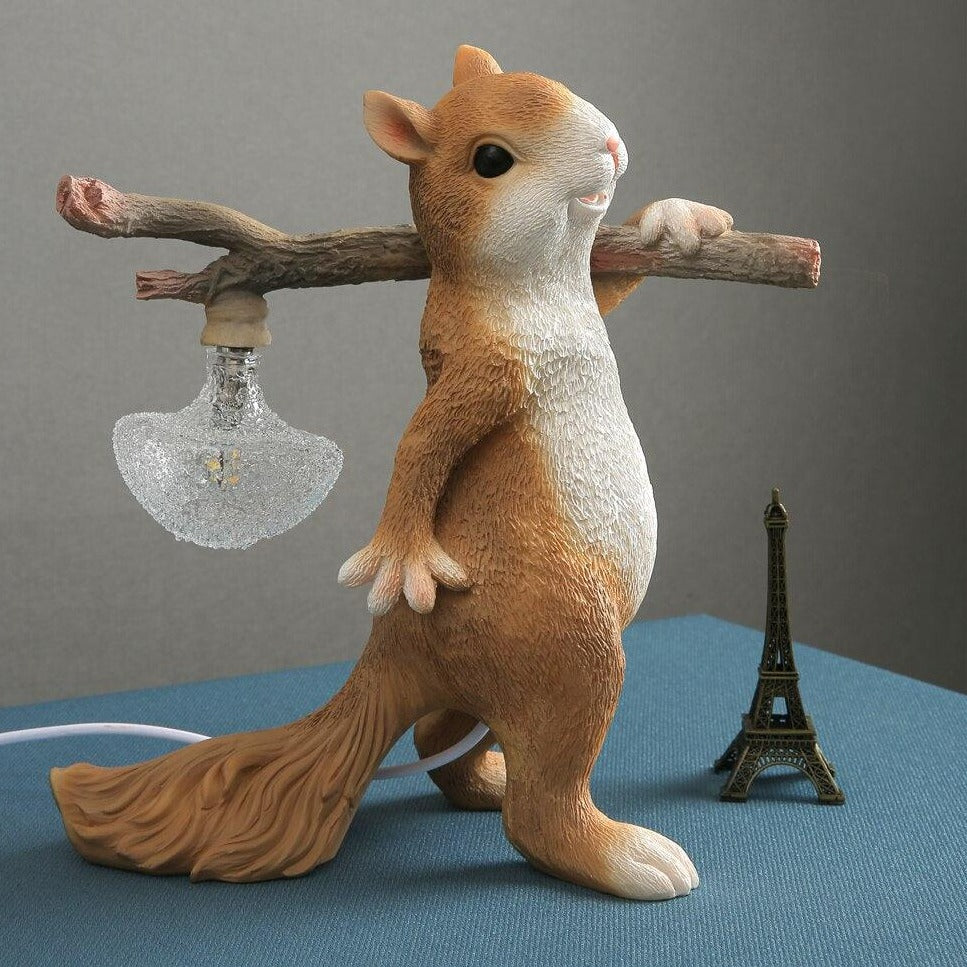 Frendorf | SquirrelLight Eichhörnchen Tischlampe | Verspieltes Design | LED Beleuchtung | Charmante Deko für Zuhause