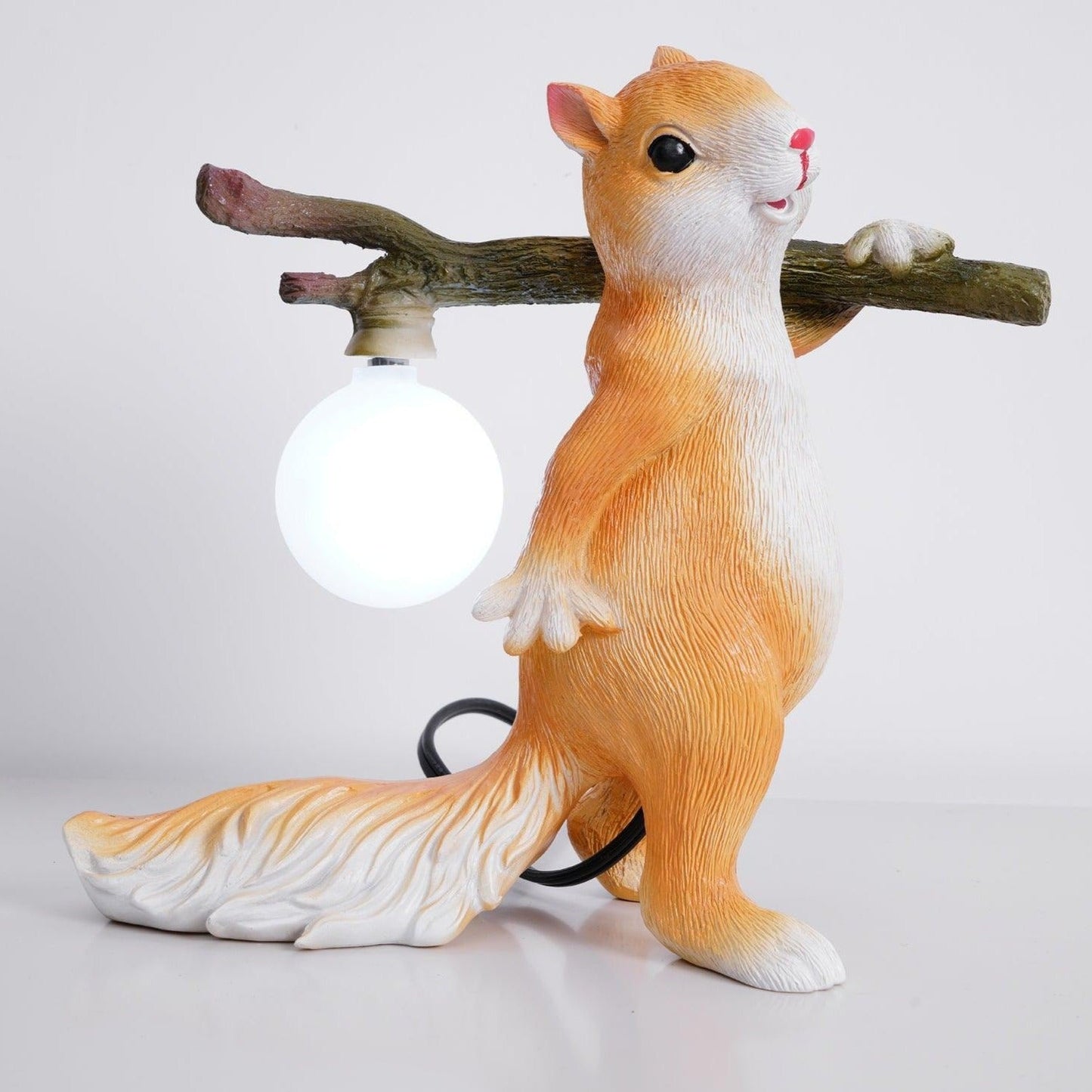 Frendorf | SquirrelLight Eichhörnchen Tischlampe | Verspieltes Design | LED Beleuchtung | Charmante Deko für Zuhause