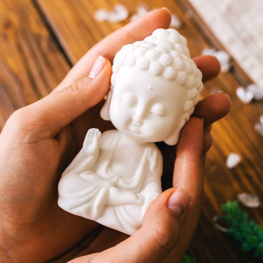 Stiller Buddha aus Keramik