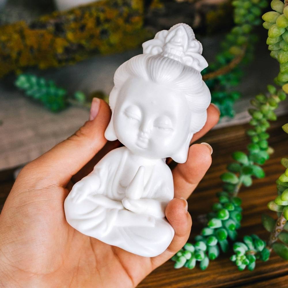 Stiller Buddha aus Keramik