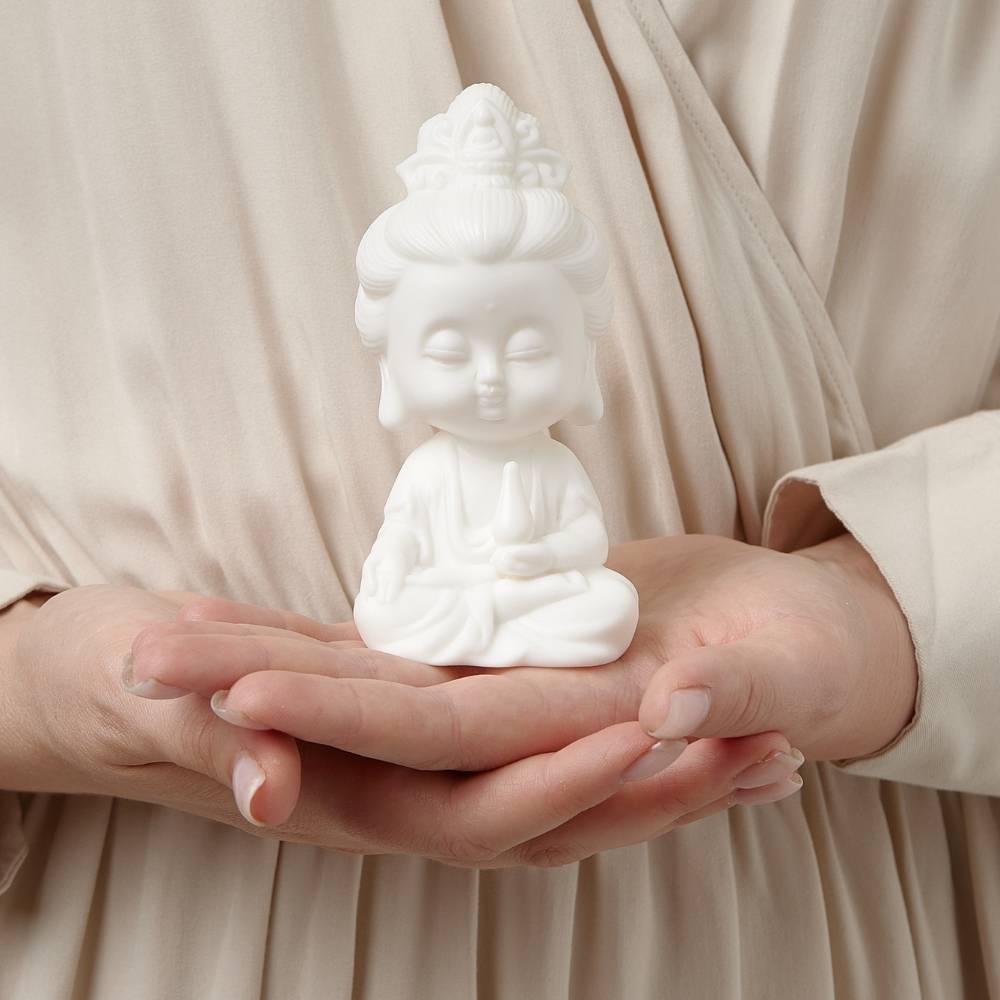 Stiller Buddha aus Keramik
