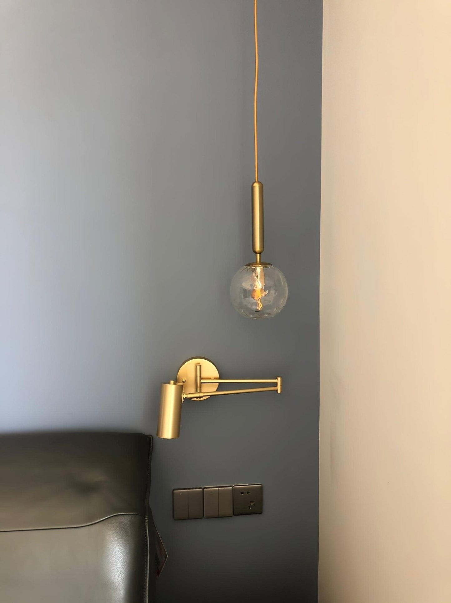 Frendorf | FlexiGlide Schwenkarm-Wandleuchte | Verstellbares Design | LED-kompatibel | Perfekte Beleuchtung für Arbeits- und Wohnbereiche