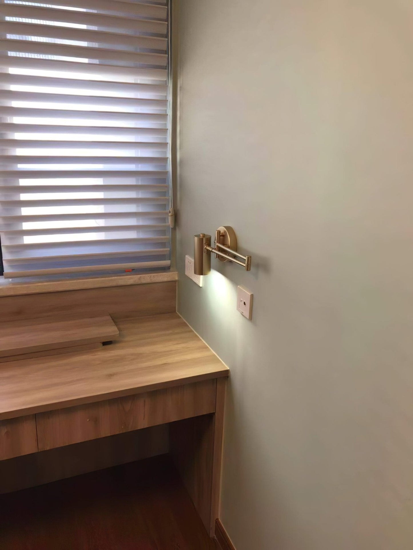 Frendorf | FlexiGlide Schwenkarm-Wandleuchte | Verstellbares Design | LED-kompatibel | Perfekte Beleuchtung für Arbeits- und Wohnbereiche