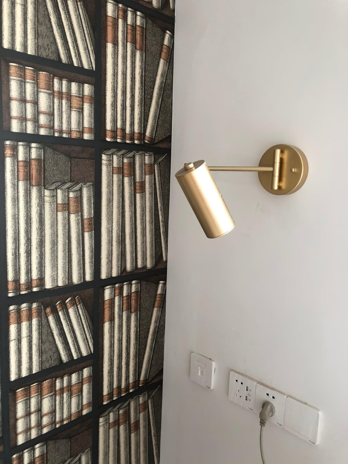 Frendorf | FlexiGlide Schwenkarm-Wandleuchte | Verstellbares Design | LED-kompatibel | Perfekte Beleuchtung für Arbeits- und Wohnbereiche
