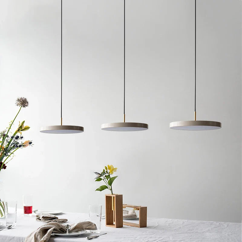Frendorf – Futuristische Metall LED Pendelleuchte