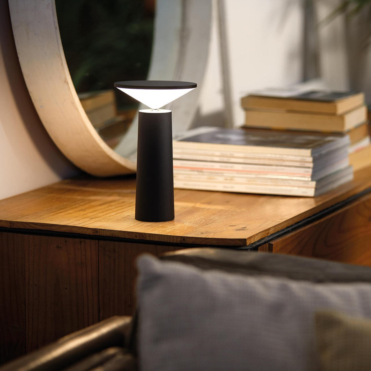 Frendorf | FlexiBright LED Tischlampe für draußen | Einstellbarer Arm | Drehbarer Kopf | Modernes Design | Kabellose Beleuchtung
