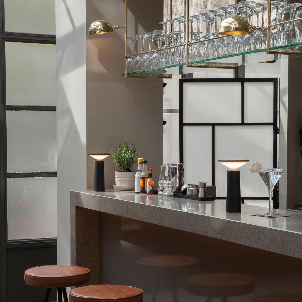 Frendorf | FlexiBright LED Tischlampe für draußen | Einstellbarer Arm | Drehbarer Kopf | Modernes Design | Kabellose Beleuchtung