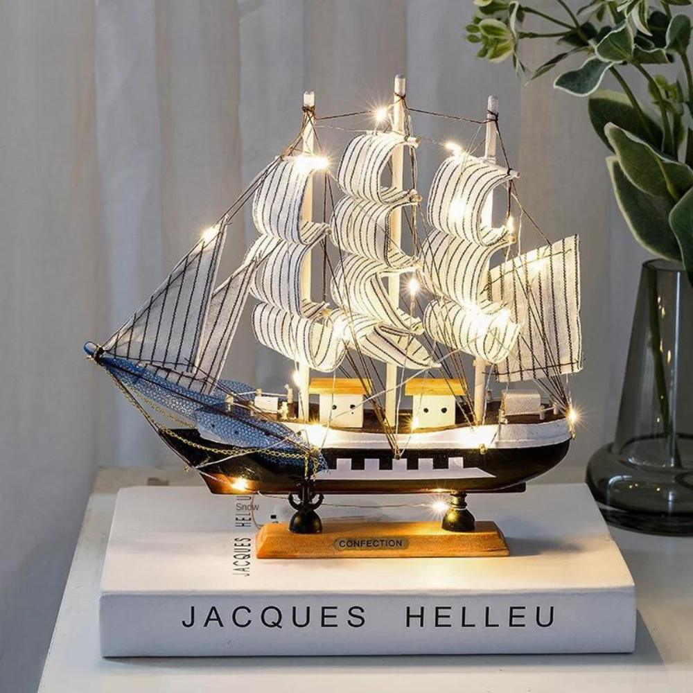 Royaleva Nordic Holz Segelboot Skulptur - LED beleuchtetes Dekorstück, batteriebetrieben