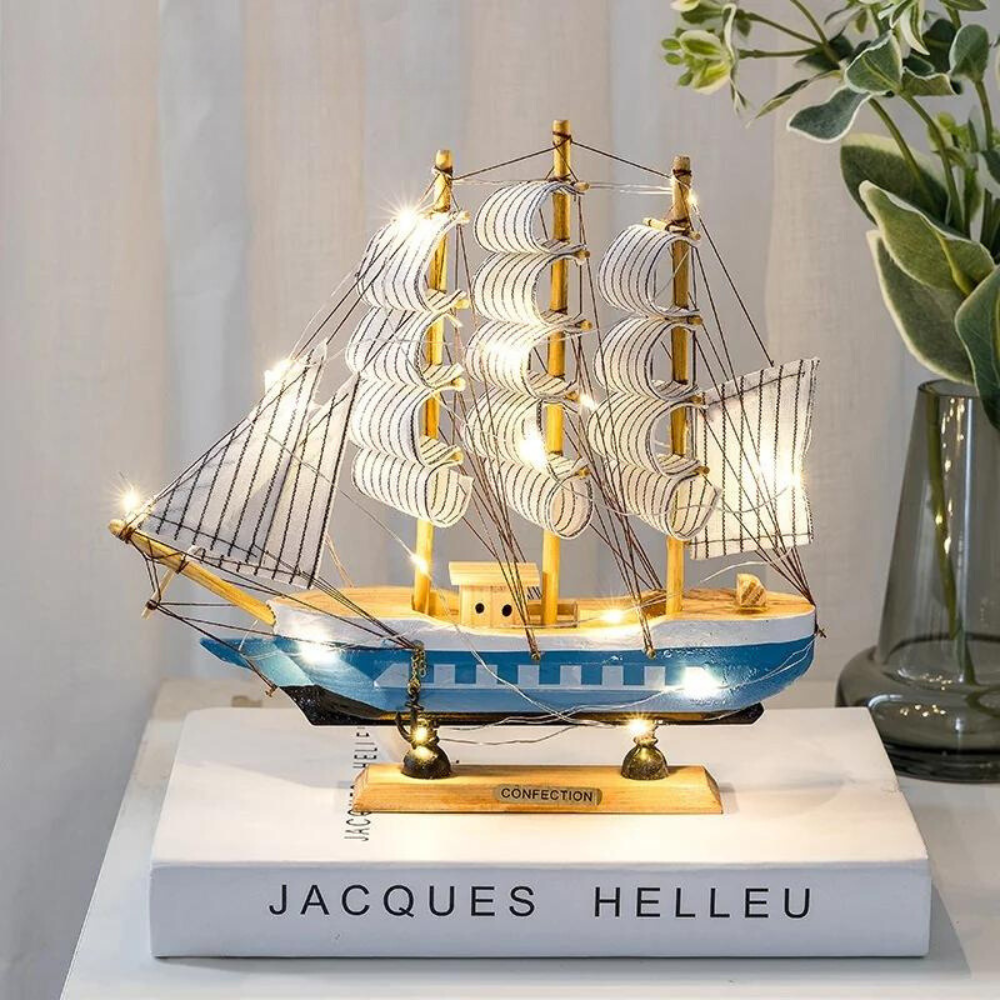 Royaleva Nordic Holz Segelboot Skulptur - LED beleuchtetes Dekorstück, batteriebetrieben