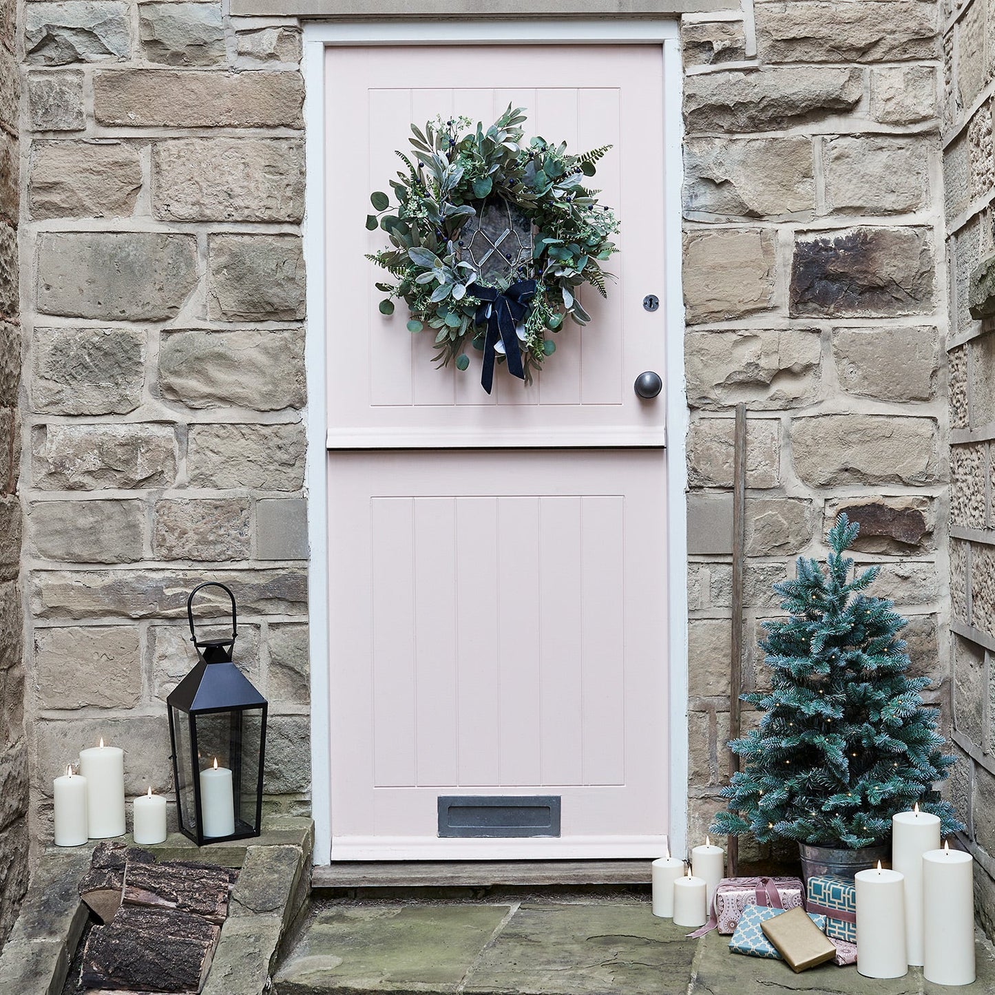 50cm Weihnachtskranz mit blauen Beeren und Micro Lichterkette