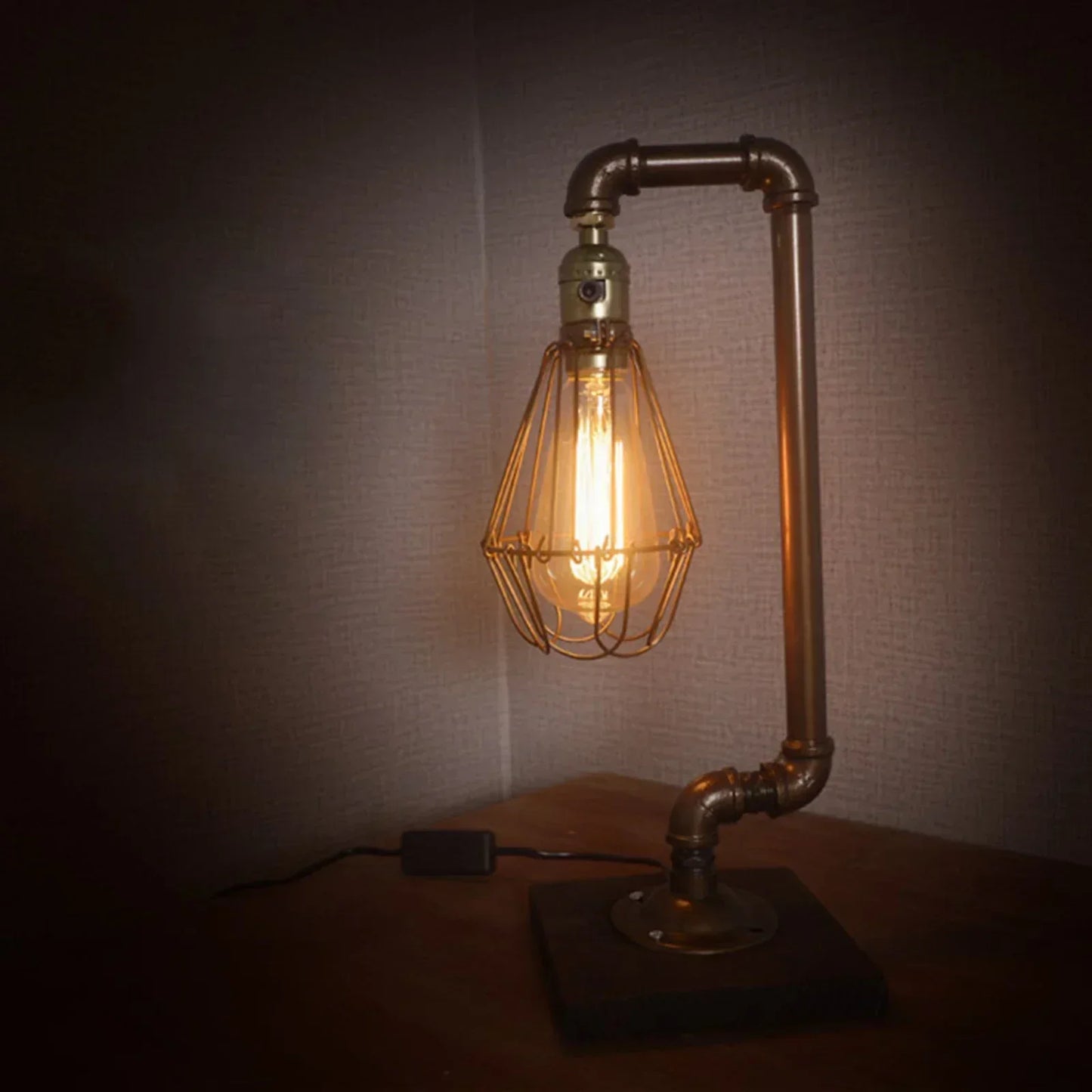 RetroCharm – Retro-Tischlampe aus Metall