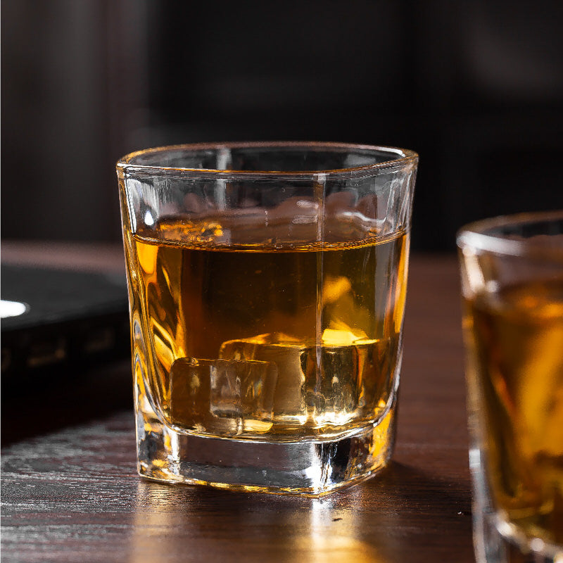 Frendorf | 135 ml Whiskeyglas – kompakt und elegant, perfekt zum Servieren von Whiskey, Bourbon oder anderen Spirituosen, entworfen für ein raffiniertes Trinkerlebnis, ideal für Heimbars, besondere Anlässe oder gelegentliches Genießen.