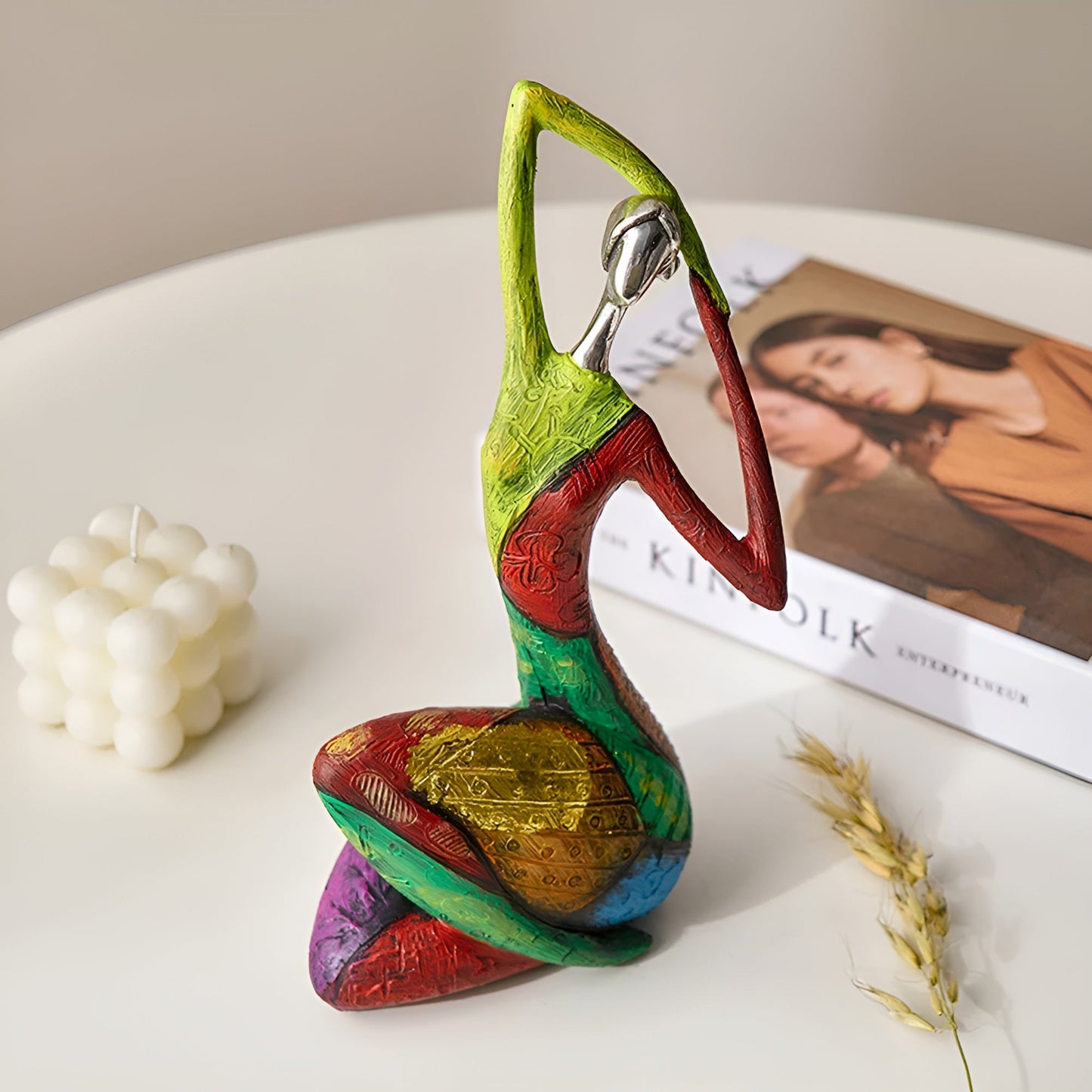 Frendorf | SculptaLume – Elegante Harzstatue für stilvolle Wohnkultur