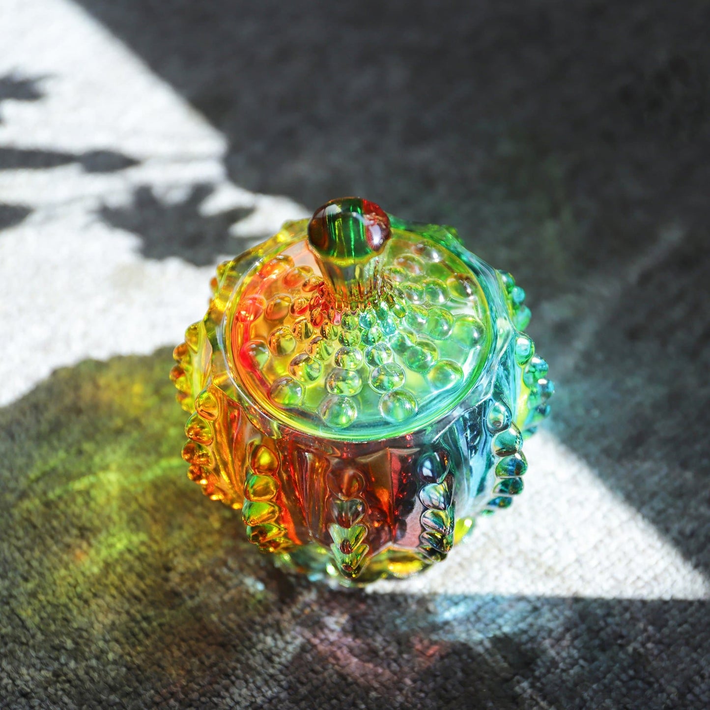 Iridescente Zuckerdose mit Deckel