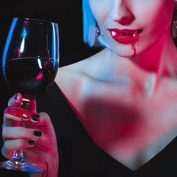 Frendorf | Automatisch einziehbare Vampirzähne